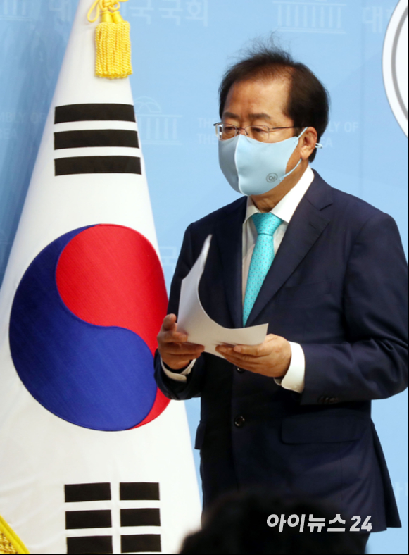 1년 3개월만에 국민의힘 복당이 결정된 홍준표 의원이 24일 오전 서울 여의도 국회 소통관에서 기자회견을 갖고 있다.