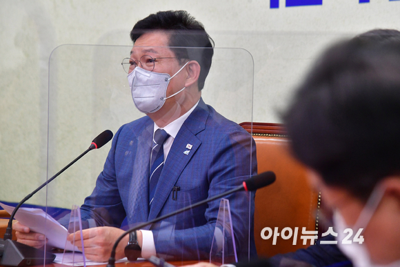 송영길 더불어민주당 대표가 25일 오전 서울 여의도 국회에서 진행된 최고위원회의에서 모두발언을 하고 있다.