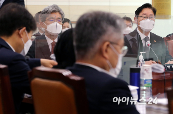 박범계 법무부 장관(오른쪽)과 김상환 법원행정처장이 25일 오전 서울 여의도 국회에서 열린 법제사법위원회 전체회의에서 의원들의 질의에 답변하고 있다.