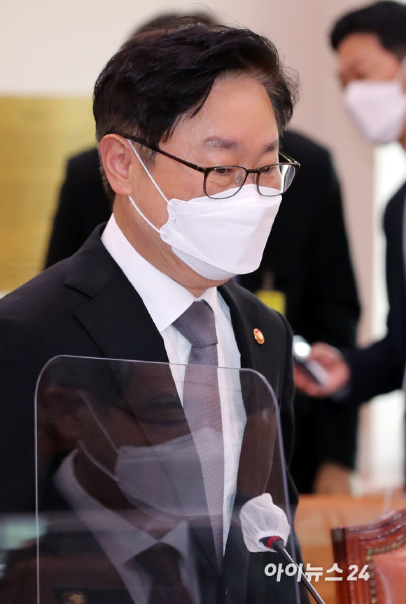 박범계 법무부 장관이 25일 오전 서울 여의도 국회에서 열린 법제사법위원회 전체회의에 참석하고 있다.