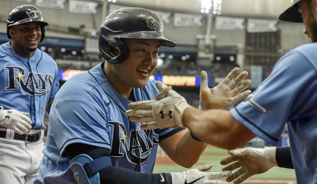 MLB 탬파베이에서 뛰고 있는 최지만이 28일(한국시간) 열린 LA 에인절스와 홈 경기에서 3점 홈런을 쏘아 올린 뒤 홈으로 들어오며 동료들과 함께 세리머니를 하고 있다.  [사진=뉴시스]