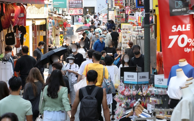 지난 27일 오후, 서울 중구 명동 거리가 오랜만에 사람들로 붐비고 있는 모습. [사진=뉴시스]