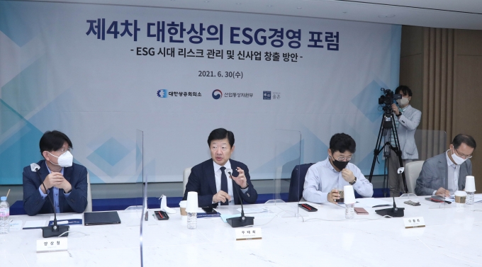 대한상공회의소가 30일 세종대로 대한상의회관에서 개최한 '제4차 대한상의 ESG경영 포럼'에서 우태희 대한상의 상근부회장이 인사말을 하고 있다. [사진=대한상의]