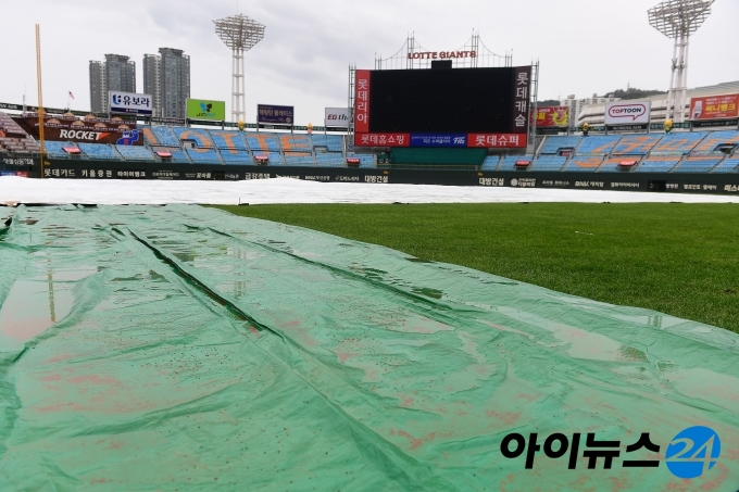 사직구장에서 열릴 예정이던 롯데 자이언츠와 LG 트윈스의 7일 경기는 장마로 인해 우천 취소됐다. 두 팀은 전날(6일) 맞대결도 우천 순연됐다. [사진=아이뉴스24 포토 DB]