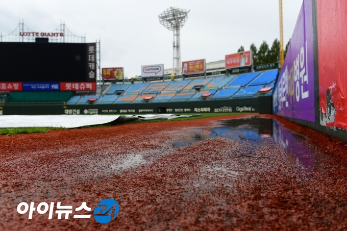 사직구장에서 지난 6일부터 8일까지 열릴 예정이던 롯데 자이언츠와 LG 트윈스의 주중 3연전은 장맛비로 인해 모두 취소됐다. [사진=아이뉴스24 포토 DB]