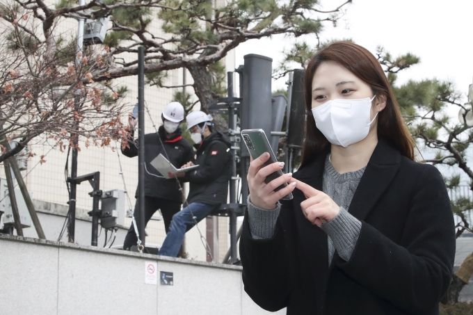  KT 직원들이 서울 종로구 KT 광화문사옥에 시범적으로 구축한 5G 단독모드(SA) 네트워크를 이용해 체감품질을 점검하는 모습 [사진=KT]