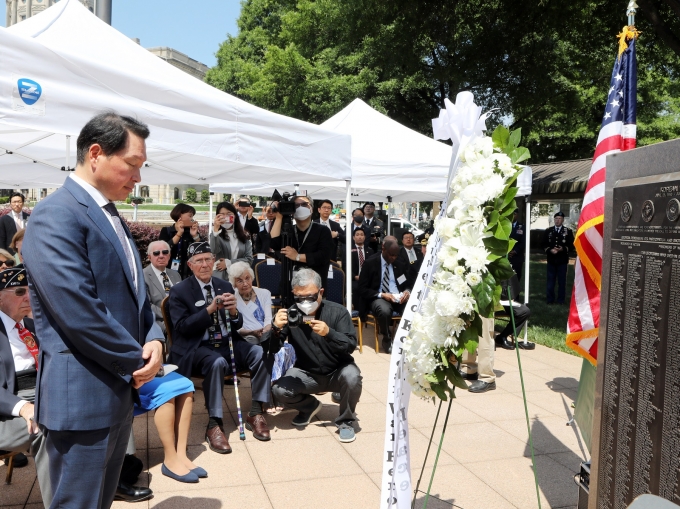 최태원 SK그룹 회장이 지난 5월 방미 중에 조지아 주 애틀랜타 소재 한국전 참전용사 기념비 앞에서 열린 '한국전 영웅 추모식'에 참석했다. [사진=대한상의 ]