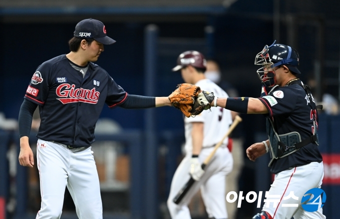 2일 오후 서울 고척스카이돔에서 '2021 신한은행 SOL KBO리그' 키움 히어로즈와 롯데 자이언츠의 경기가 펼쳐졌다. 롯데 김원중과 지시완이 4-2로 승리를 거둔 후 하이파이브를 하고 있다. [사진=김성진 기자]