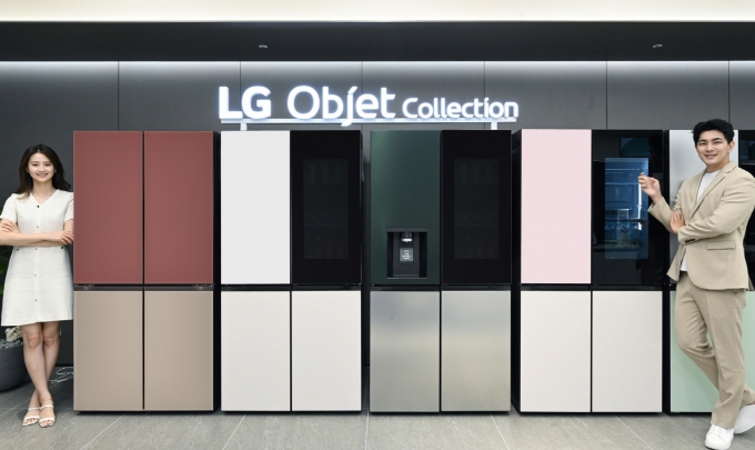 LG전자가 최근 더블매직스페이스, 일반 도어 디자인을 적용한 신제품을 출시, 총 8가지 조합의 오브제컬렉션 상냉장 하냉동 냉장고 풀라인업을 갖췄다. 모델이 필요에 따라 디자인과 기능을 선택할 수 있는 LG 오브제컬렉션 상냉장 하냉동 제품들을 소개하고 있다. [사진=LG전자]