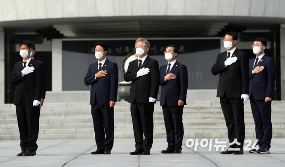 대선출마를 공식 선언한 이재명 경기도지사가 1일 오전 서울 동작구 국립서울현충원 현충탑을 참배하고 있다.[사진=국회사진취재단]