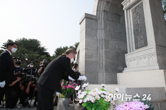 대선출마를 공식 선언한 이재명 경기도지사가 1일 오전 서울 동작구 국립서울현충원에서 학도의용군 무명용사탑을 참배하고 있다.[사진=국회사진취재단]