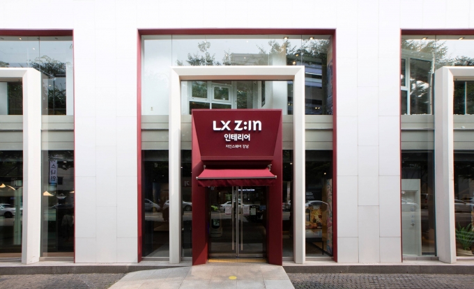 서울 논현동에 위치한 LX하우시스 'LX지인 인테리어 지인스퀘어 강남' 전시장 건물에 변경된 간판이 설치돼 있다. 이달부터 'LG Z:IN(LG지인)'은 'LX Z:IN(LX지인)'으로 변경된다.   [사진=LX홀딩스]