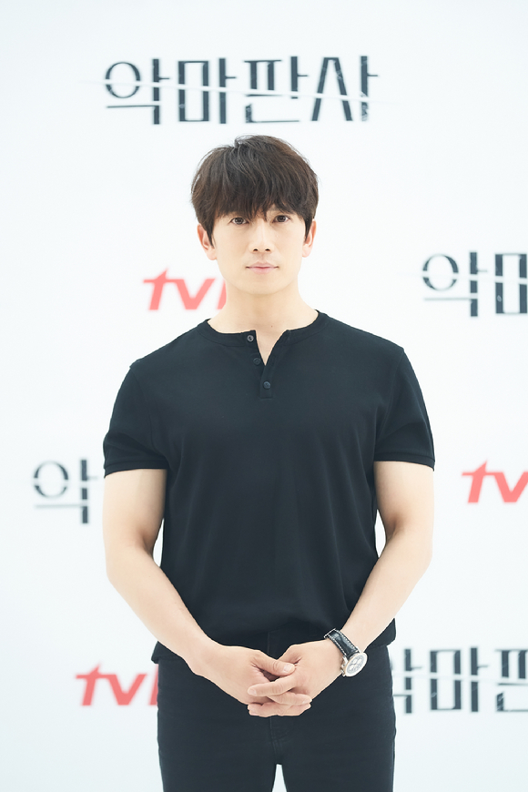 배우 지성이 1일 오후 진행된 tvN 새 토일드라마 '악마판사' 제작발표회에 참석해 포즈를 취하고 있다. [사진=tvN]