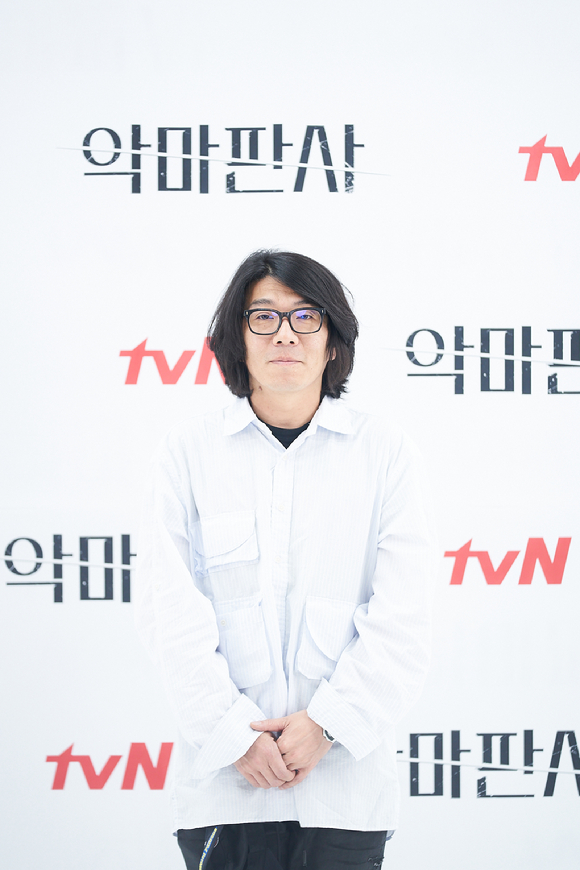 최정규 감독이 1일 오후 진행된 tvN 새 토일드라마 '악마판사' 제작발표회에 참석해 포즈를 취하고 있다. [사진=tvN]