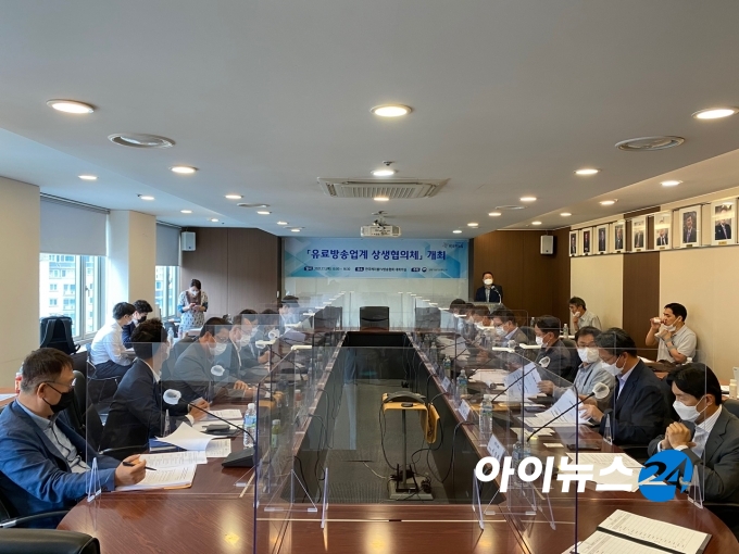 과학기술정보통신부는 1일 한국케이블TV방송협회 대회의실에서 허성욱 네트워크정책실장 주재로 '유료방송업계 상생협의체'를 개최했다.