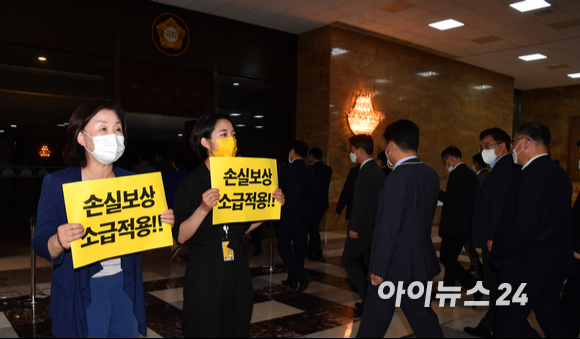 심상정(왼쪽), 류호정 정의당 의원이 1일 오후 서울 여의도 국회에서 진행된 본회의에 앞서 코로나19 손실보상 소급적용 처리 촉구 관련 피켓시위를 하고 있다.