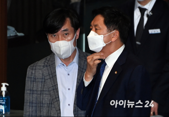 김기현 국민의힘 원내대표(오른쪽)가 1일 오후 서울 여의도 국회에서 진행된 본회의에서 하태경 의원과 대화를 하고 있다.