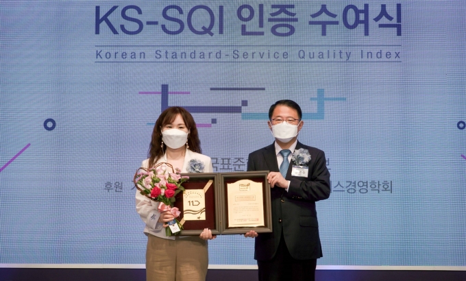 지난 1일 서울 중구 소공동 롯데호텔에서 열린 '2021 KS-SQI 인증 수여식'에서 모선숙 11번가 고객중심경영담당(왼쪽)이 강명수 한국표준협회 회장으로부터 인증패를 수여받았다. [사진=11번가]