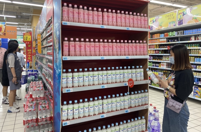 롯데칠성음료 밀키스가 중국 마트에 진열된 모습 [사진=롯데칠성음료]