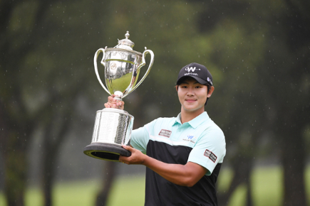 지난 4일 김성현 선수가 일본 PGA 챔피언십 우승 트로피를 들어올리는 모습. [사진=웹케시그룹]