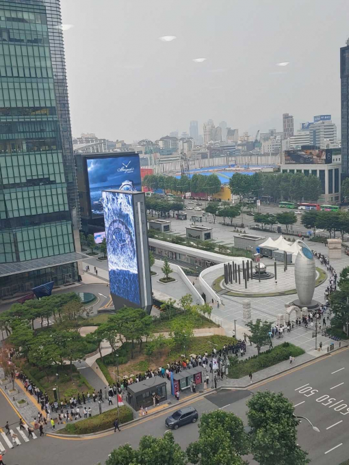 지난 6일 서울 현대백화점 무역센터점 인근으로 코로나19 검사를 받기 위한 줄이 길게 늘어서 있다. 중앙재난안전대책본부는 이날 재난문자로 "6월 26일부터 7월 6일까지 무역센터점 방문자는 가까운 선별진료소에서 코로나19 검사를 받아달라"고 공지했다. [사진=온라인커뮤니티캡쳐]