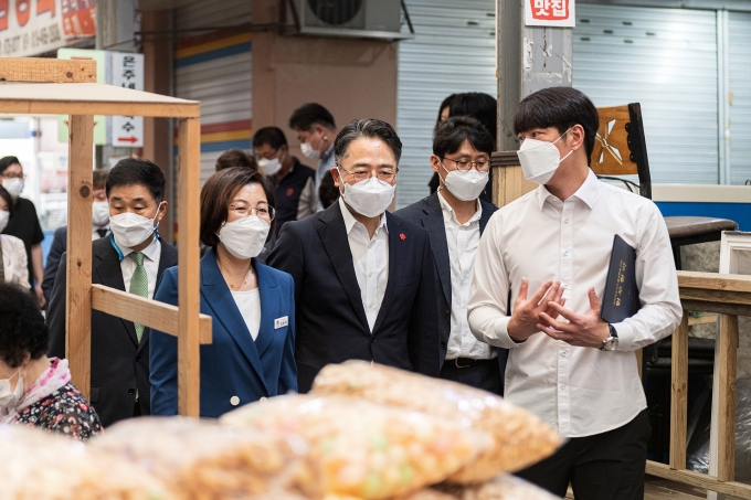 스타필드 안성이 지난 6일 안성시, 안성맞춤시장 상인회, 사회복지법인 열매나눔재단과 안성맞춤시장 활성화를 위한 업무협약을 체결했다. 이날 안성맞춤시장을 방문한 임영록 신세계프라퍼티 대표이사, 김보라 안성시장 등 주요 관계자들이 시장 상황을 살피며 의견을 나누고 있다. [사진=신세계프라퍼티]