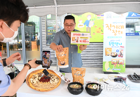 산림조합이 초복을 맞아 7일 오후 서울 송파구 산림조합중앙회 앞에서 임산물 소비 촉진행사 우리 숲에서 자란 직거래 장터-초복맞이 삼계탕 특판행사 라이브 쇼핑 행사를 개최했다. 쇼호스트로 나선 개그맨 송영길이 제품을 소개하고 있다.