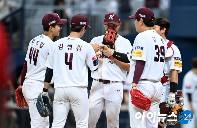 7일 오후 서울 고척스카이돔에서 '2021 신한은행 SOL KBO리그' SSG 랜더스와 키움 히어로즈의 경기가 열렸다.  키움 선수들이 8-2로 승리를 한 후 기뻐하고 있다. [사진=김성진 기자]