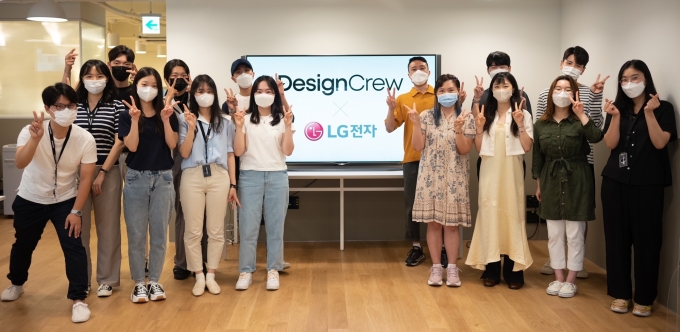 LG전자가 올해 처음으로 Z세대 대학생들이 참여하는 '디자인크루(Design Crew)' 프로그램을 운영하고 있다. 디자인크루 참가자들이 기념촬영을 하고 있다.  [사진=LG전자 ]