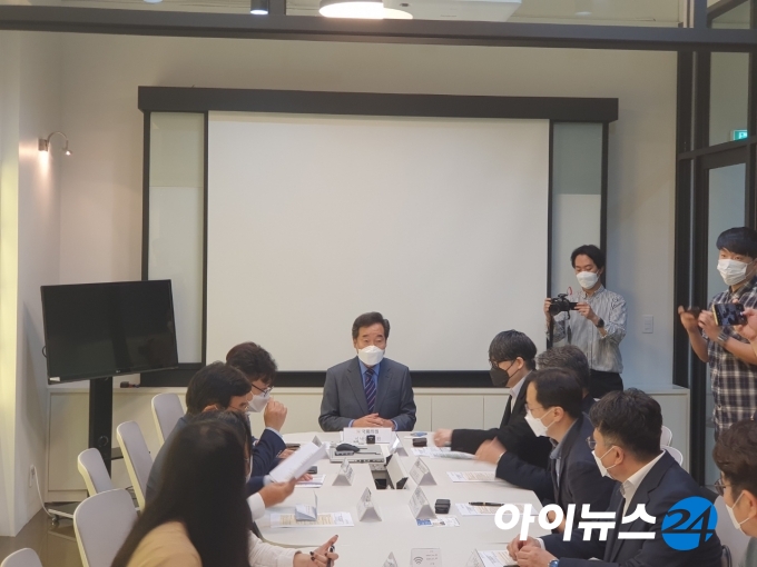지난 8일 서울 마포구 키다리스튜디오에서 열린 '웹툰·웹소설업계 현장 간담회'에서 이낙연 전 더불어민주당 대표(가운데)가 웹툰·웹소설업계 관계자들의 의견을 청취하고 있다.