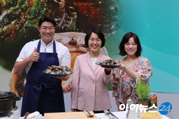 임혜숙 장관이 8일 지역 채널 라이브커머스에 출연한 모습. 