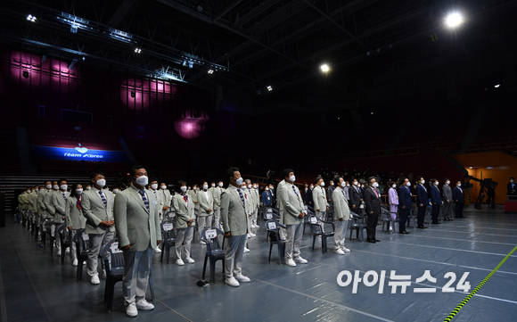 대한민국 선수단이 8일 오후 서울 송파구 방이동 올림픽공원 내 올림픽홀에서 진행된 '2020 도쿄하계올림픽 대한민국 선수단 결단식'에서 애국가를 부르고 있다.