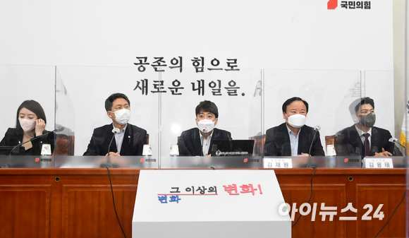 이준석 국민의힘 대표가 12일 서울 여의도 국회에서 열린 최고위원회의에서 모두발언을 하고 있다.