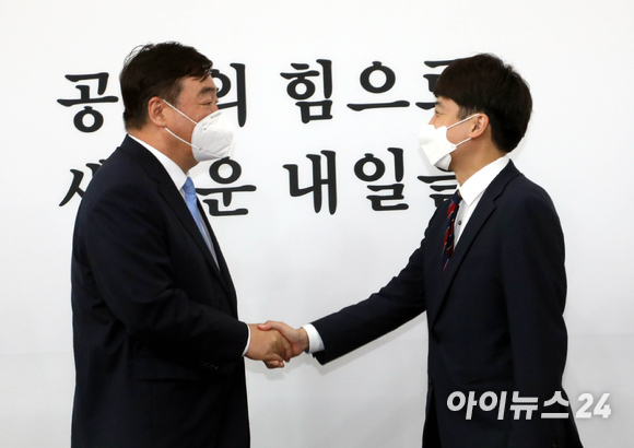 이준석 국민의힘 대표가 12일 오후 서울 여의도 국회에서 싱하이밍 주한중국대사를 만나 인사를 하고 있다.