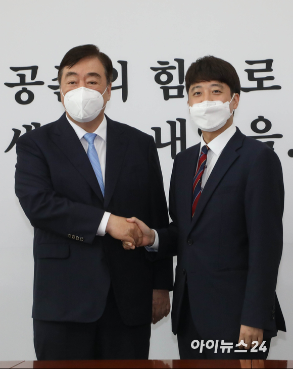 이준석 국민의힘 대표가 12일 오후 서울 여의도 국회에서 싱하이밍 주한중국대사를 만나 기념촬영을 하고 있다.