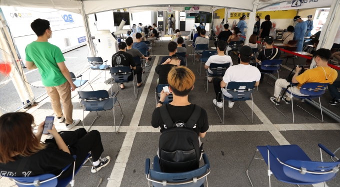 서울 강남구보건소에 마련된 임시선별검사소에 시민들이 검사를 기다리고 있다.  [사진=뉴시스]