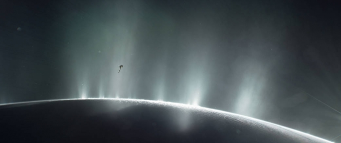 토성의 위성 엔켈라두스에서 물기둥이 솟구치는 것을 카시니호가 포착했다.  [사진= NASA]