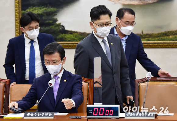 문성혁 해양수산부 장관(왼쪽)과, 김현수 농림축산식품부 장관이 14일 서울 여의도 국회에서 열린 농림축산식품해양수산위원회 전체회의에 출석하고 있다.