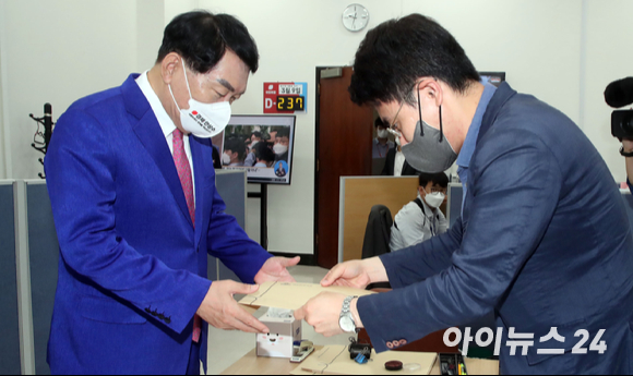 안상수 국민의힘 의원(왼쪽)이 15일 오전 서울 여의도 국회 국민의힘 기획조정국에 마련된 '20대 대통령 후보자선거 예비후보 등록 접수처'에서 당내경선후보자 신청서류를 제출하고 있다.