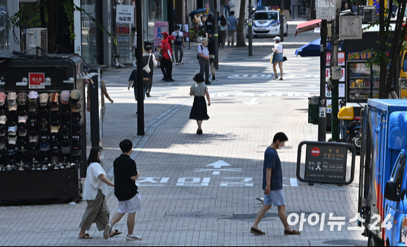 수도권 전체에 '사회적 거리두기' 4단계가 적용된 가운데 15일 서울 중구 명동 거리가 한산한 모습을 보이고 있다. 