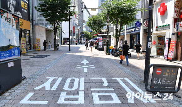 수도권 전체에 '사회적 거리두기' 4단계가 적용된 가운데 15일 오후 서울 중구 명동 거리가 한산한 모습을 보이고 있다. 
