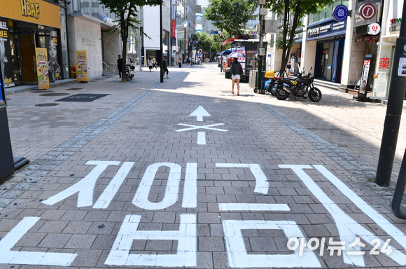 수도권 전체에 '사회적 거리두기' 4단계가 적용된 가운데 15일 오후 서울 중구 명동 거리가 한산한 모습을 보이고 있다. 