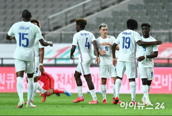 프랑스 선수들이 16일 오후 서울월드컵경기장에서 진행된 하나은행 초청 올림픽 축구대표팀 평가전 대한민국과 프랑스의 경기에서 2-1로 역전승을 거둔 후 기뻐하고 있다.