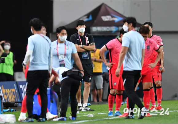 대한민국 김민재가 16일 오후 서울월드컵경기장에서 진행된 하나은행 초청 올림픽 축구대표팀 평가전 대한민국과 프랑스의 경기에서 1-2로 패배한 선수들을 독려하고 있다.