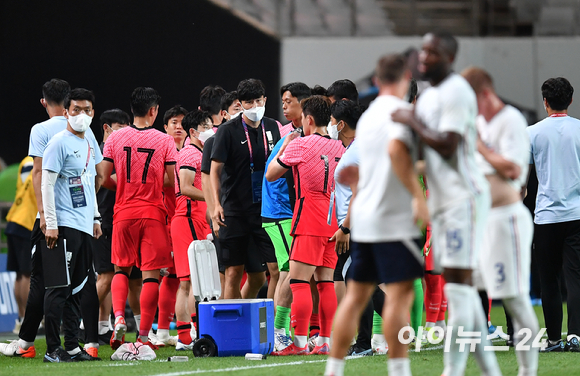 대한민국 김민재가 16일 오후 서울월드컵경기장에서 진행된 하나은행 초청 올림픽 축구대표팀 평가전 대한민국과 프랑스의 경기에서 1-2로 패배한 선수들을 독려하고 있다.