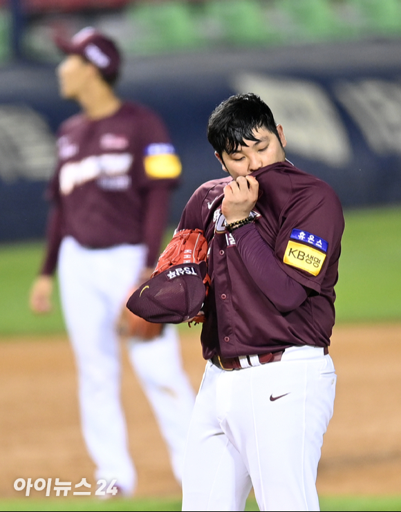 한현희(사진)를 비롯해 키움 히어로즈 소속 선수가 관련된 원정 숙소 이탈 후 음주 관련에서 외부인이 아닌 타 구단 소속 선수와 짧은 시간이지만 자리에 함께 있었다는 사실이 추가 확인 됐다. 히어로즈 구단은 관련 사안을 KBO 클린 베이스볼 센터에 추가 보고했다고 17일 밝혔다. [사진=김성진 기자]