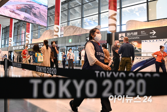 2020 도쿄올림픽 개막을 닷새 앞둔 18일 오후 일본 나리타공항에 올림픽 관계자들이 속속들이 입국하는 가운데 공항이 분주한 모습을 보이고 있다.
