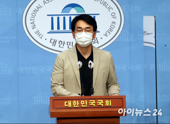 박용진 더불어민주당 의원이 19일 오전 서울 여의도 국회 소통관에서 부동산 공약을 발표하고 있다.