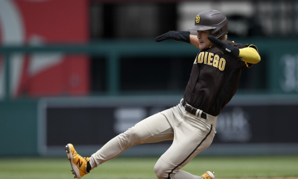 MLB 샌디에이고에서 뛰고 있는 김하성이 19일(한국시간) 열린 워싱턴과 서스펜디드 경기에서 안타를 친 뒤 2루를 향해 뛰어가고 있다. [사진=뉴시스]