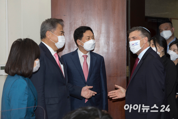 김기현 국민의힘 원내대표(가운데)와 박진 의원이 19일 오후 서울 여의도 국회에서 아키바 토르 주한 이스라엘 대사를 접견하고 있다.